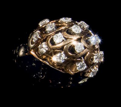 null Bague boule en or jaune 18K (750°/00) ajourée sertie de diamants taille brillant,...