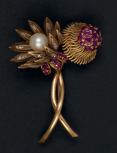 null Broche en or jaune 18K (750°/00) formée de deux fleurs entrecroisées, l'une...