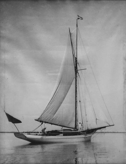 null Photographie ancienne de yacht dans son encadrement d'origine, C. 1920. 38 x...