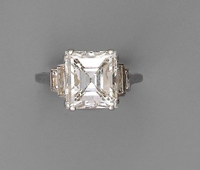 null Bague diamant taille émeraude (4 cts env.), en platine