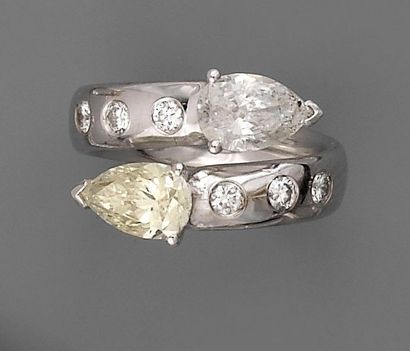 null Bague croisée, deux diamants poire (1,50 cts chaque env), en or