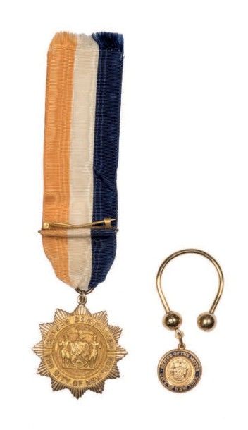 USA Médaille donnée par le Maire de la ville de New-York.
Or (10 carats), grave au...