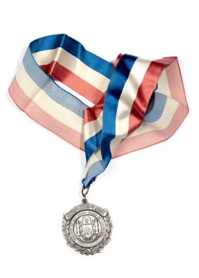 USA Médaille d'honneur donnée par le maire de San Diego. Métal argente. Longue cravate...