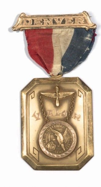 USA Médaille de l'aéronautique donnée par la ville de Denver (Colorado).
Or, grave...