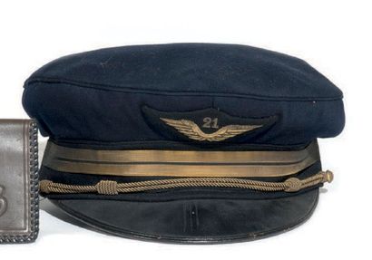 null Casquette de Lieutenant ayant appartenu a Maurice BELLONTE. En drap bleu a insigne...