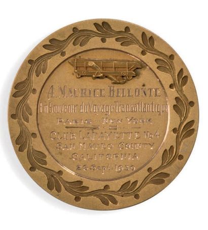 null Médailles en métal doré à l'or fin, représentant un biplan et dédicacée à: «Maurice...