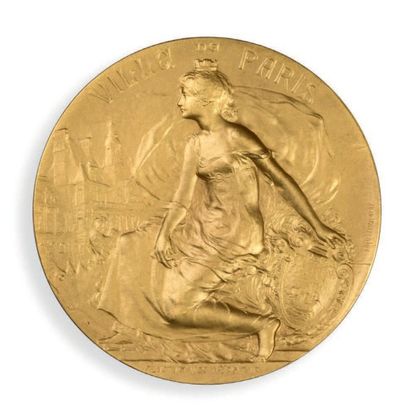 null Médaille en vermeil représentant une femme assise, offerte par la ville de Paris...