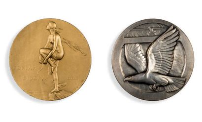 null Deux médailles
- L'une en bronze argenté de l'Aéroclub de France, dédicacée...
