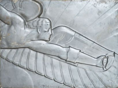 Maurice DELANNOY (1885-1972) 
Bas-relief en plâtre à patine argentée représentant...