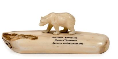 null Trophée en ivoire fossile d'Alaska sculpté d'un ours sur une terrasse, gravé...