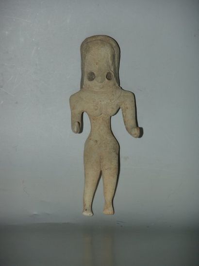 null MEHRGARH (3000 av. J.C.) Idole féminine, les bras en avant. En terre cuite....