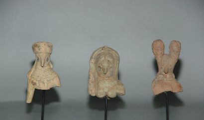 null MEHRGARH (3000 av. J.C.) Trois bustes d'idoles féminines. En terre cuite. H...