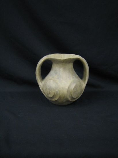 null HAN (206 av. J.C. - 220 ap. J.C.) Vase « Guan » à deux larges anses, et à décor...