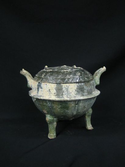 null HAN (206 av. J.C. - 220 ap. J.C.) Vase « Ding » tripode, à deux anses et à couvercle....