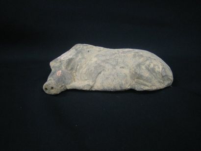 null HAN (206 av. J.C. - 220 ap. J.C.) Cochon couché. En terre cuite grise et à restes...