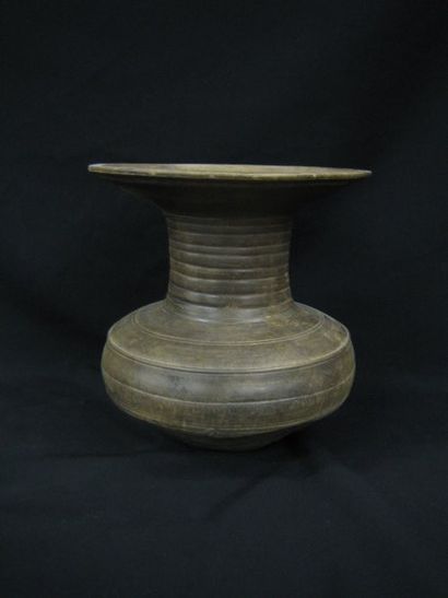 null HAN (206 av. J.C. - 220 ap. J.C.) Vase à décor de cercles concentriques. En...