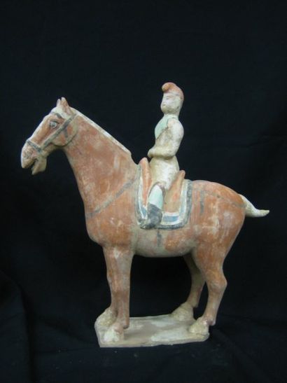 null TANG (618 - 907) Prince au chapeau sur son cheval à l'arrêt. En terre cuite...