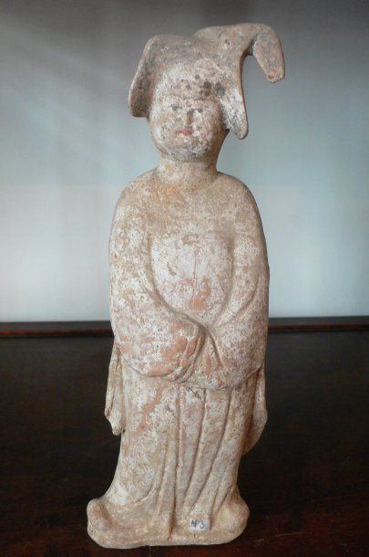 null TANG (618 - 907) Fat Lady debout, à la coiffure stylisée. En terre cuite à engobe...