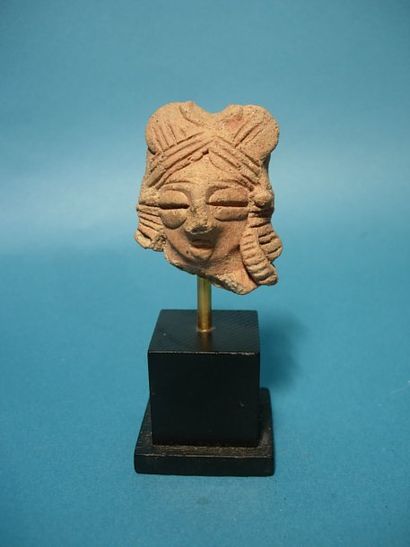 null CHARSADDA (300 av. J.C.) Tête de déesse-mère. En terre cuite. H : 5 cm
