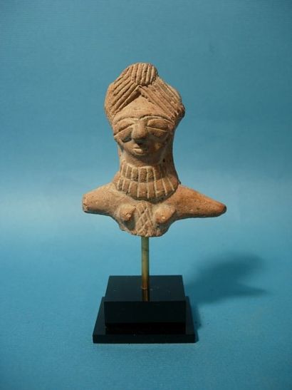 CHARSADDA (300 av. J.C.) Buste de déesse-mère....