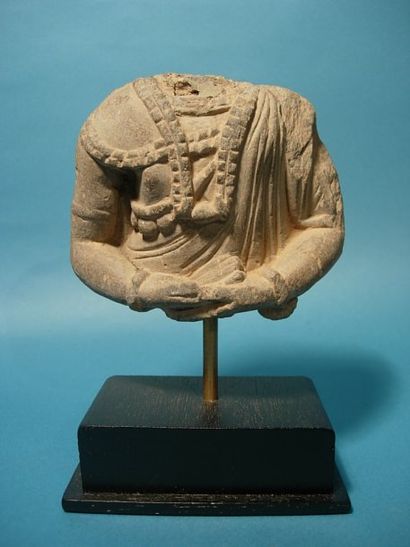 null ART GRECO-BOUDDHIQUE DU GANDHARA (Ier - Vème siècle) Buste acéphale de Bodhisattva....