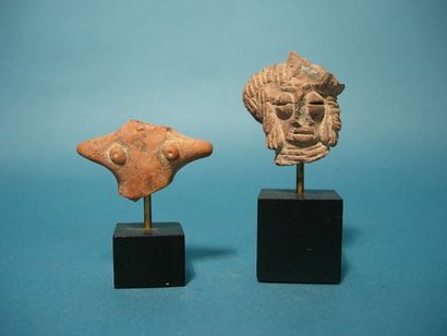 CHARSADDA (300 av. J.C.) Deux fragments de statuettes de déesses-mères. En terre...