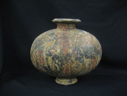 HAN (206 av. J.C. - 220 ap. J.C.) Vase « cocon » sur piédouche de forme ovoïde, et...