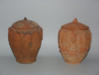 SIX DYNASTIES (220 - 589) Deux jarres à couvercles, et à décor de personnages. En...