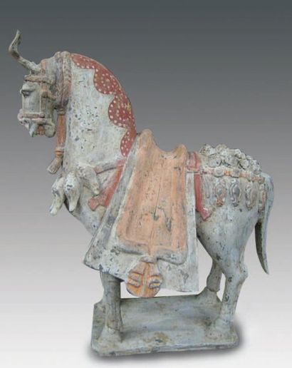 WEI (386 - 557) Cheval à l'arrêt sur une terrasse, portant un tapis de selle tombant...