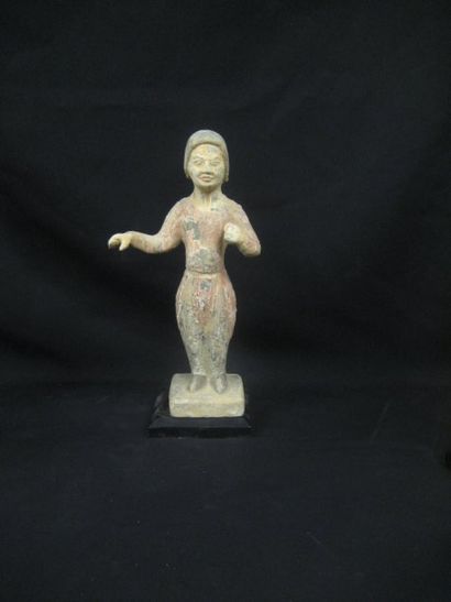TANG (618 - 907) Femme palefrenier debout en tenue masculine. En terre cuite à engobe...