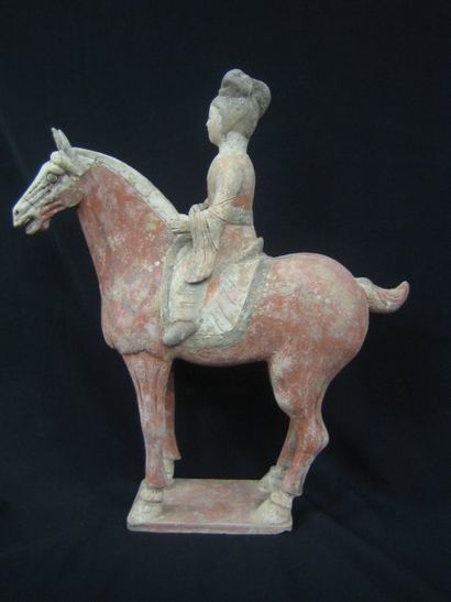 TANG (618 - 907) Dame de cour à la coiffure stylisée sur son cheval à l'arrêt. En...