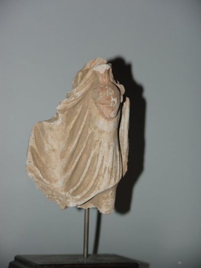 (Ier - Vème siècle) Fragment d'une main d'adorante tenant le vase à eau. En stuc....