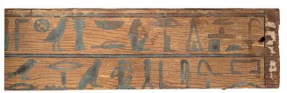 null Panneau de sarcophage fragmentaire peint de deux lignes hiéroglyphiques avec...