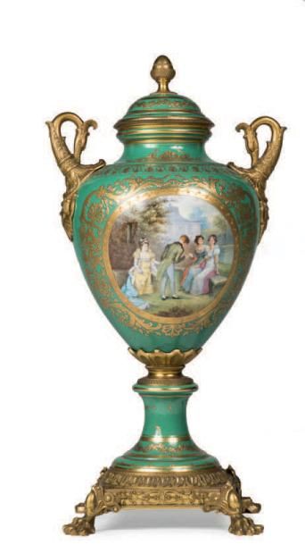 null Vase ovoïde En porcelaine verte rehaussée de rinceaux dorés, à décor polychrome...