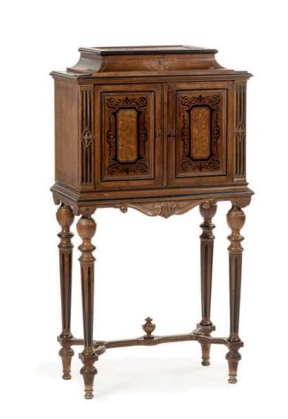 null Cabinet range-cigares en bois partiellement noirci à décor de rinceaux feuillagésencadrant...