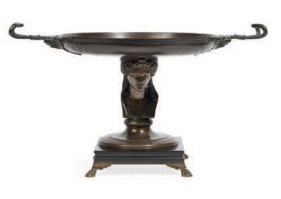 Ferdinand Barbedienne (1810-1892) 
Coupe en bronze à patine brune à décor d'aigles,...