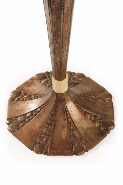 ALBERT CHEURET (1884-1966) 
Rare lampe en bronze argenté à fut conique sur pied octogonal...