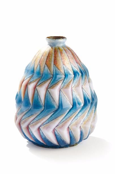 Camille FAURÉ (1874-1956) 
Vase ovoïde forme “Hook” en cuivre recouvert d'émaux translucides...