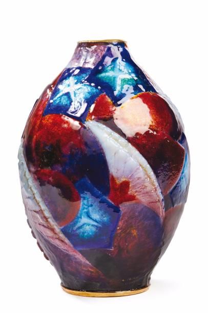 Camille FAURÉ (1874-1956) 
Vase ovoïde forme “Arthur en cuivre recouvert d'émaux...