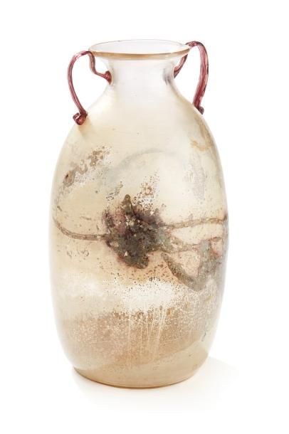 Atelier PRIMAVERA 
Vase à l'antique à corps ovoïde et anses appliquées à chaud en...