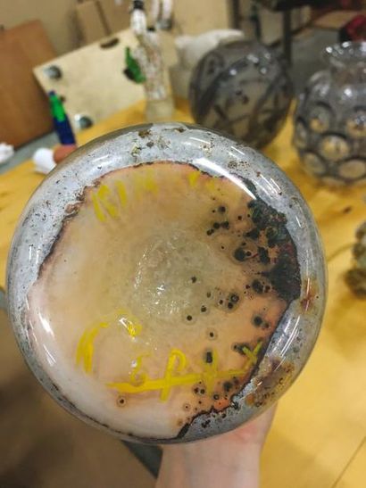 Atelier PRIMAVERA 
Vase en verre souflé translucide à décor marbré d'inclusions d'oxydes.
Signé...