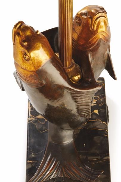 Édouard-Marcel SANDOZ (1881-1971) 
Rare vase “Deux poissons” monté d'origine en lampe...