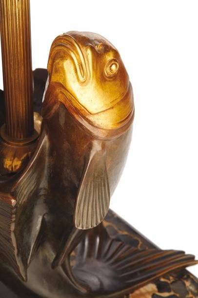 Édouard-Marcel SANDOZ (1881-1971) 
Rare vase “Deux poissons” monté d'origine en lampe...