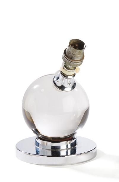JACQUES ADNET (1900-1984) 
Lampe de table composée d'une boule de verre pivotant...