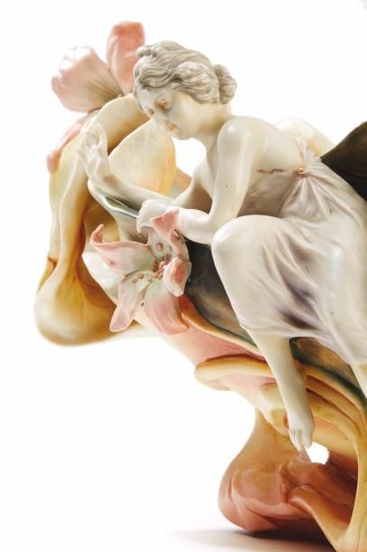 ROYAL DUX 
Jardinière en porcelaine émaillée polychrome figurant une femme allongée...