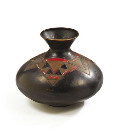Liberato ZOLA (actif entre 1914 et 1932) 
Vase en dinanderie martelée à décor de...