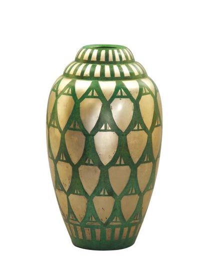 Luc LANEL pour CHRISTOFLE 
Vase “Les écailles” en dinanderie martelée à décor géométrique...
