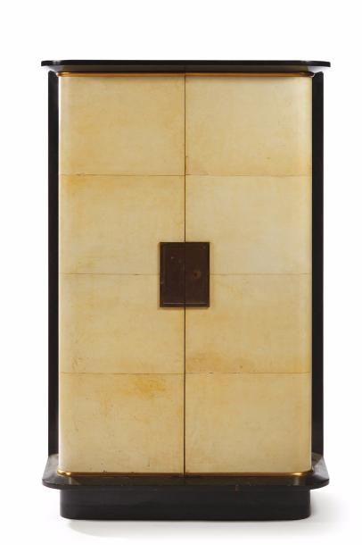 JACQUES ADNET (1900-1981) 
Meuble de rangement présentant un plateau en opaline noire...
