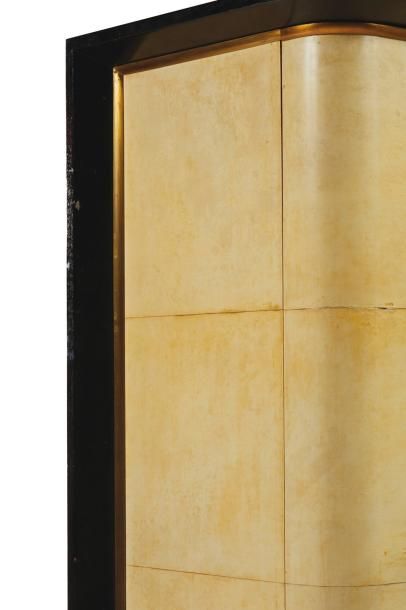 JACQUES ADNET (1900-1981) 
Meuble de rangement présentant un plateau en opaline noire...