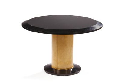 JACQUES ADNET (1900-1984) 
Table basse en bois noirci, parchemin, laiton présentant...